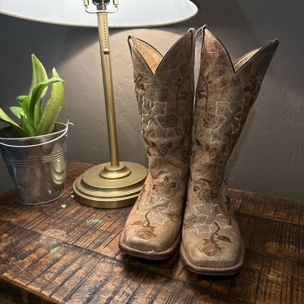 Ferrini Tan Embroidered Western Cowboy Boots